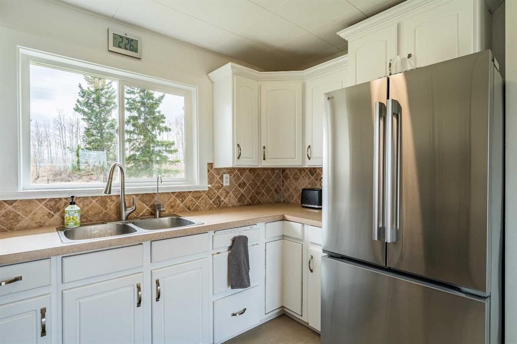 370 16 Avenue, Diamond Valley, AB - Indoor Photo Showing Kitchen With Double Sink