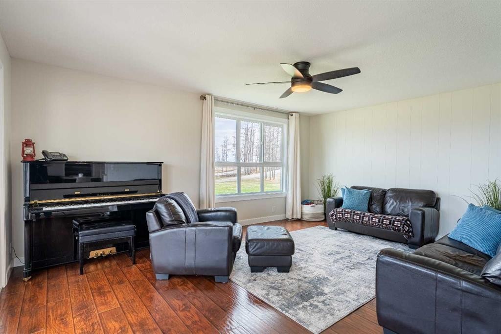 370 16 Avenue, Diamond Valley, AB - Indoor Photo Showing Living Room