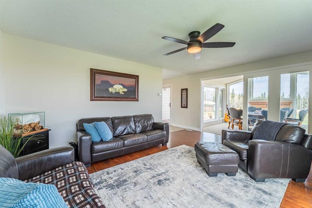 370 16 Avenue, Diamond Valley, AB - Indoor Photo Showing Living Room