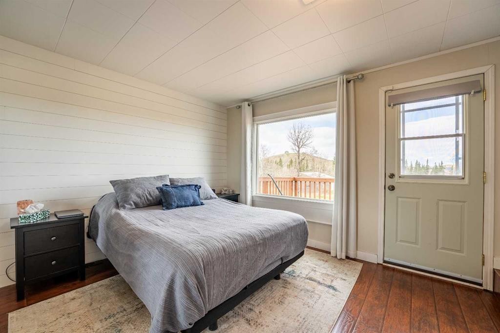 370 16 Avenue, Diamond Valley, AB - Indoor Photo Showing Bedroom