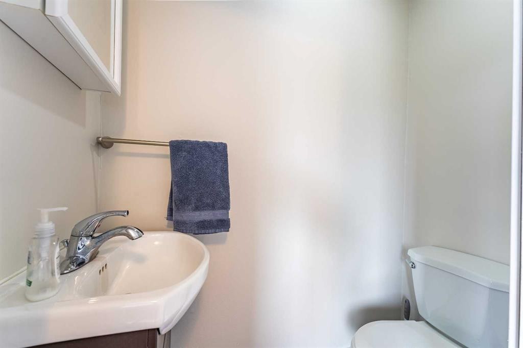 370 16 Avenue, Diamond Valley, AB - Indoor Photo Showing Bathroom