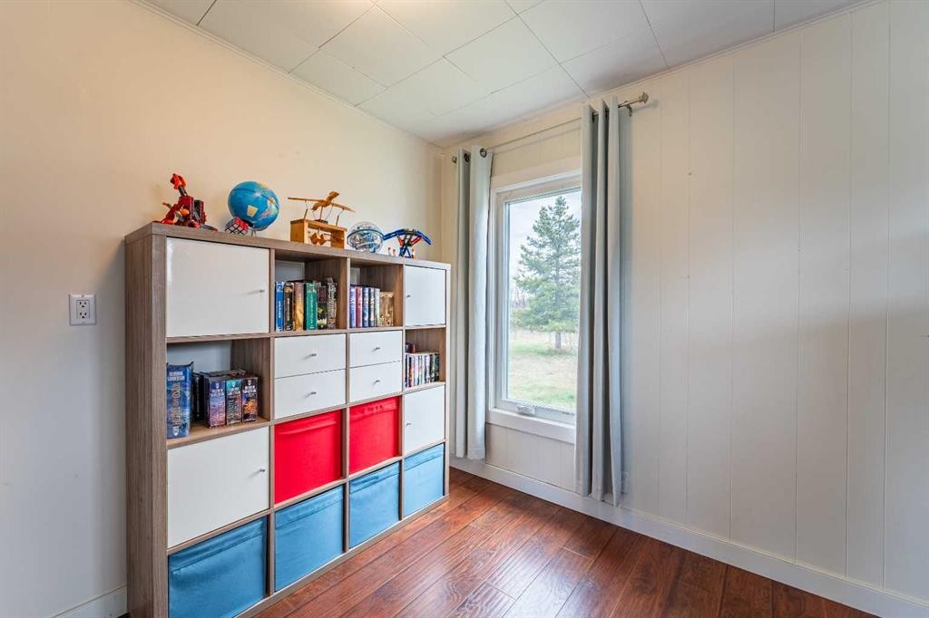 370 16 Avenue, Diamond Valley, AB - Indoor Photo Showing Other Room