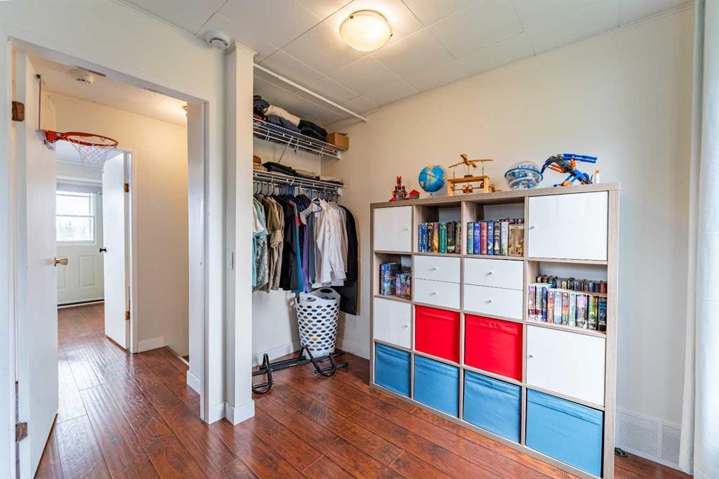 370 16 Avenue, Diamond Valley, AB - Indoor Photo Showing Other Room