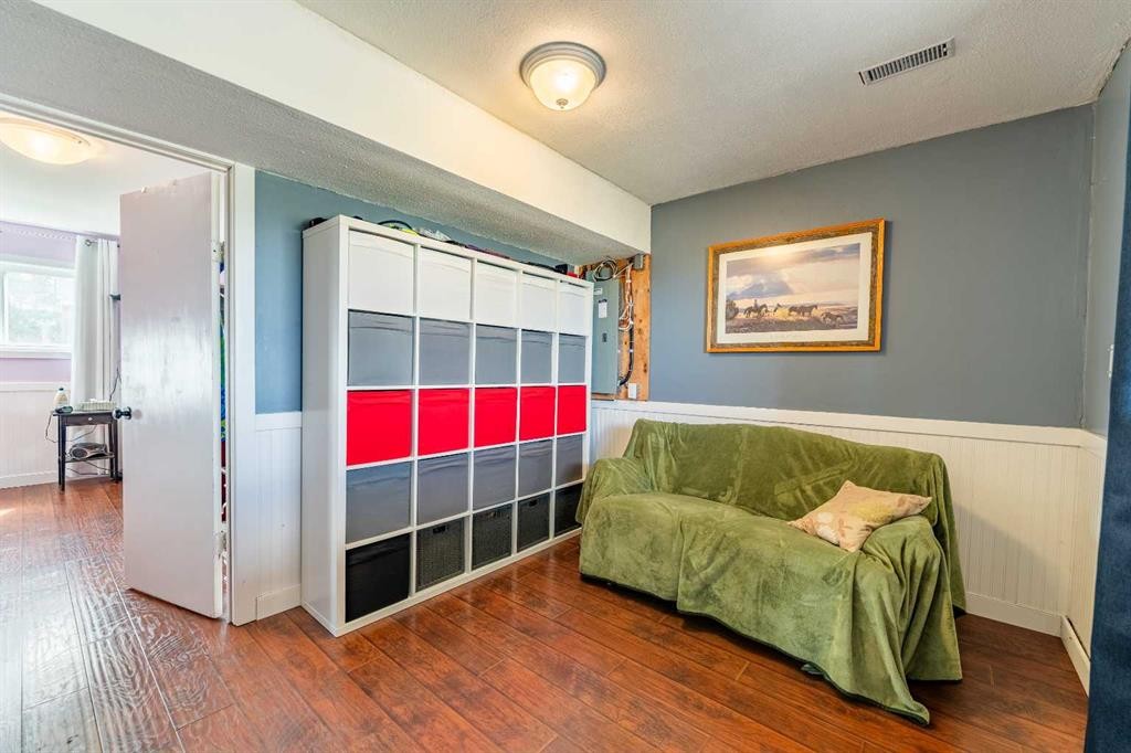370 16 Avenue, Diamond Valley, AB - Indoor