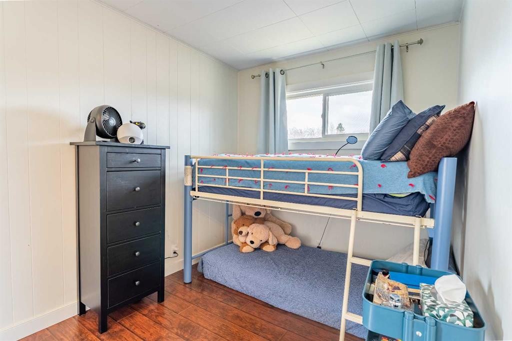 370 16 Avenue, Diamond Valley, AB - Indoor Photo Showing Bedroom