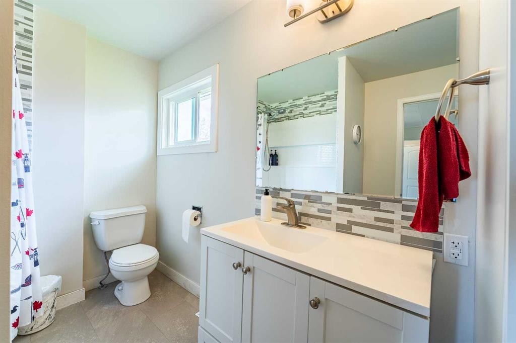 370 16 Avenue, Diamond Valley, AB - Indoor Photo Showing Bathroom