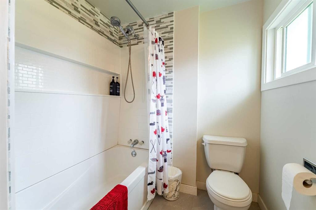 370 16 Avenue, Diamond Valley, AB - Indoor Photo Showing Bathroom