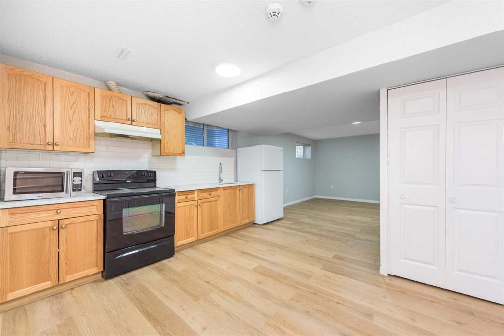 8454 Saddleridge Drive Ne, Calgary, AB - Indoor Photo Showing Kitchen