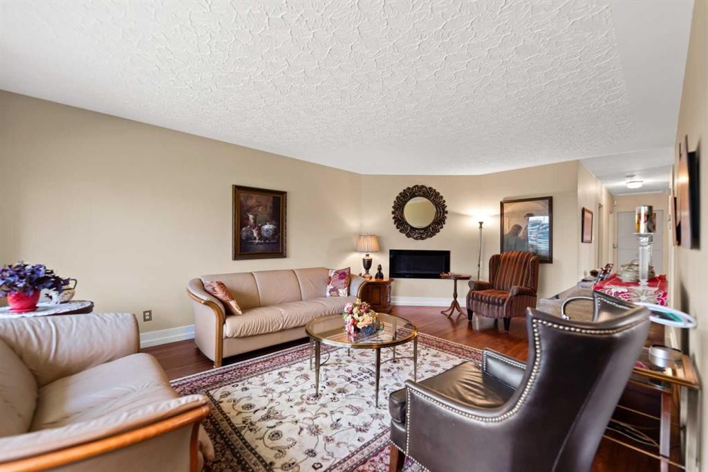 55 Kelvin Place Sw, Calgary, AB - Indoor Photo Showing Living Room