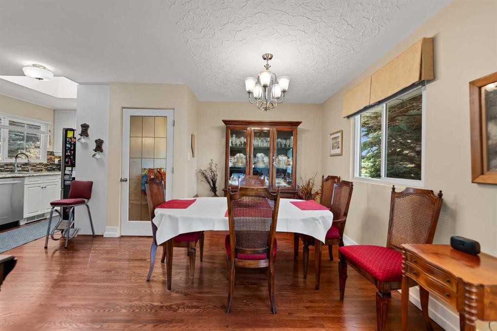 55 Kelvin Place Sw, Calgary, AB - Indoor Photo Showing Dining Room
