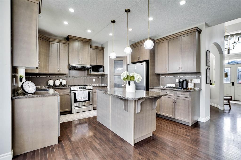 117 Hawkmere Place, Chestermere, AB - Indoor Photo Showing Kitchen With Upgraded Kitchen