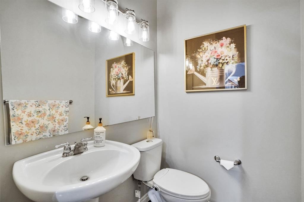 117 Hawkmere Place, Chestermere, AB - Indoor Photo Showing Bathroom