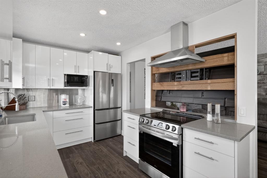1 Templemont Road Ne, Calgary, AB - Indoor Photo Showing Kitchen With Stainless Steel Kitchen With Upgraded Kitchen