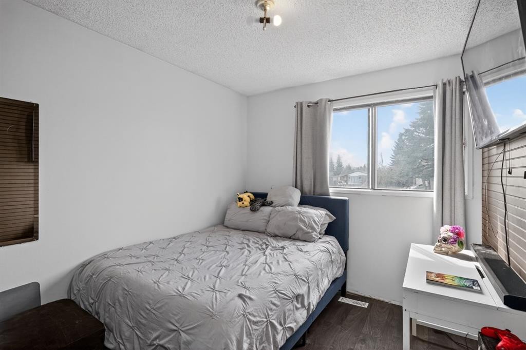 1 Templemont Road Ne, Calgary, AB - Indoor Photo Showing Bedroom