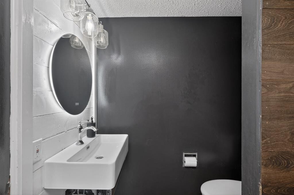 1 Templemont Road Ne, Calgary, AB - Indoor Photo Showing Bathroom