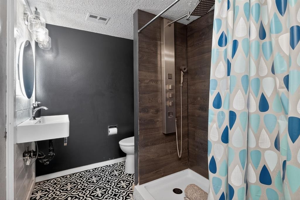 1 Templemont Road Ne, Calgary, AB - Indoor Photo Showing Bathroom