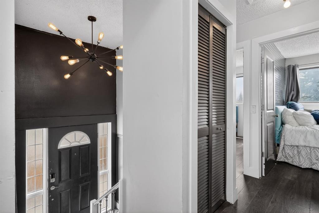 1 Templemont Road Ne, Calgary, AB - Indoor Photo Showing Other Room