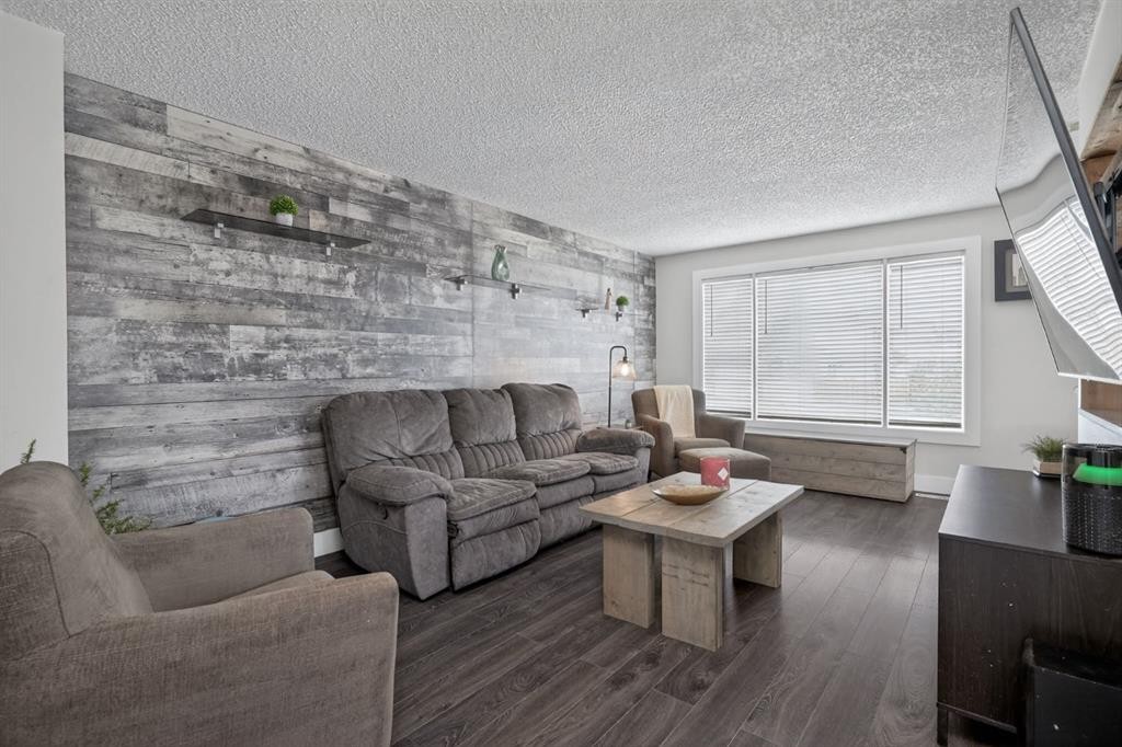 1 Templemont Road Ne, Calgary, AB - Indoor Photo Showing Living Room