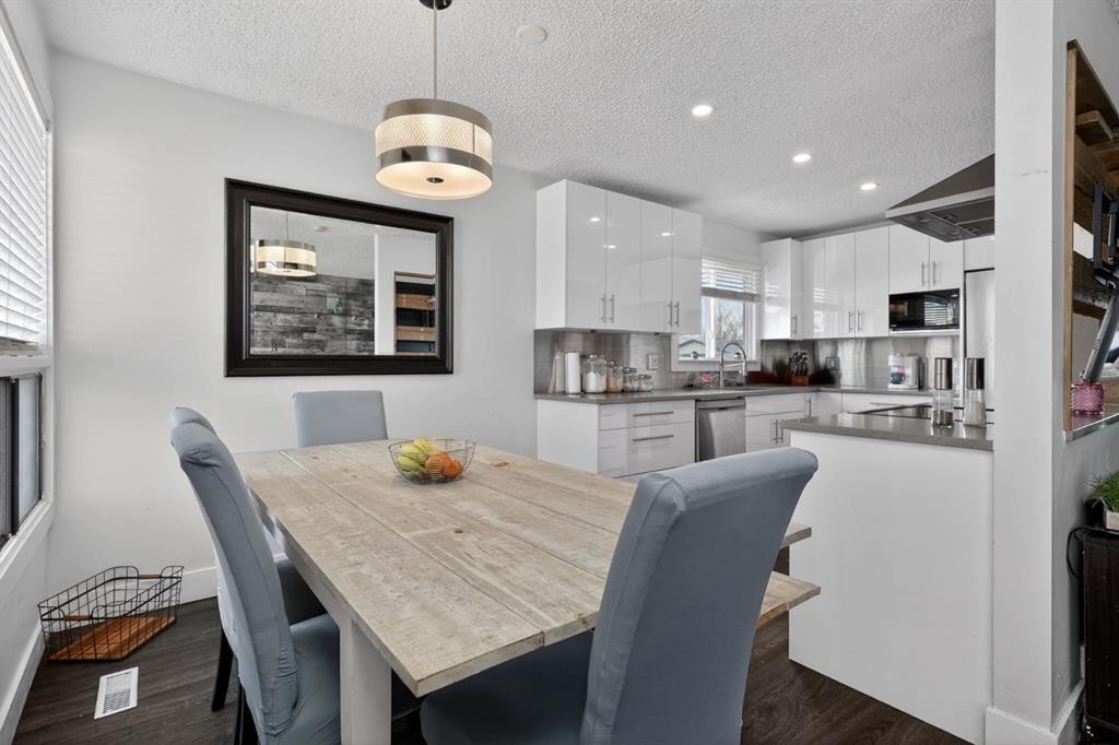 1 Templemont Road Ne, Calgary, AB - Indoor Photo Showing Dining Room