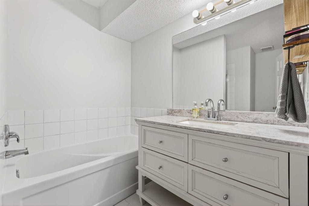 112 Chaparral Circle Se, Calgary, AB - Indoor Photo Showing Bathroom