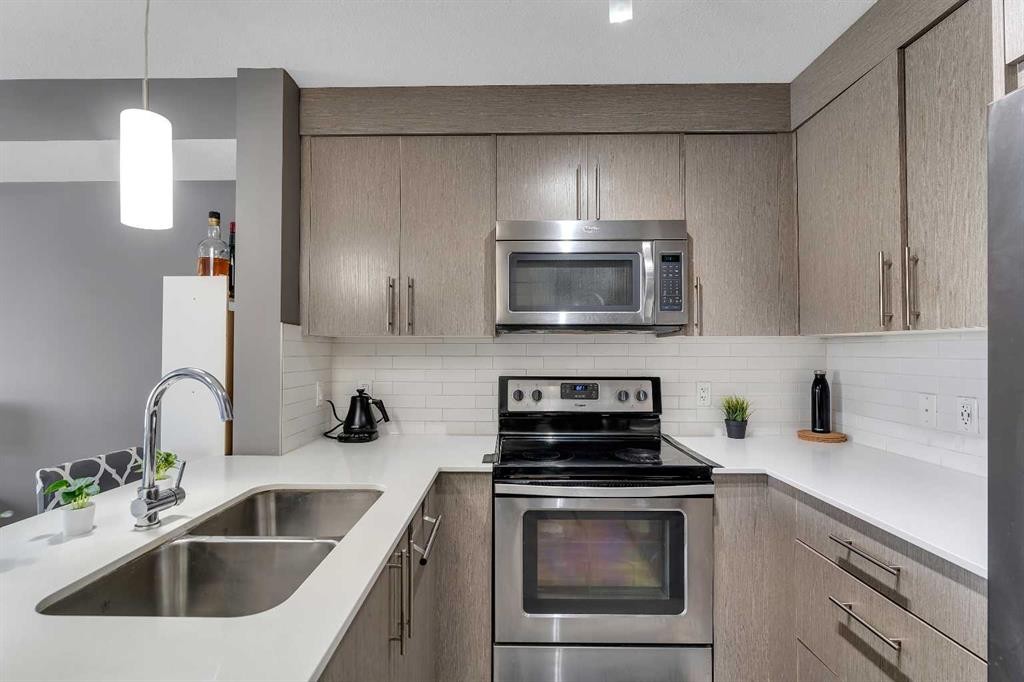 6412-302 Skyview Ranch Drive Ne, Calgary, AB - Indoor Photo Showing Kitchen With Double Sink With Upgraded Kitchen