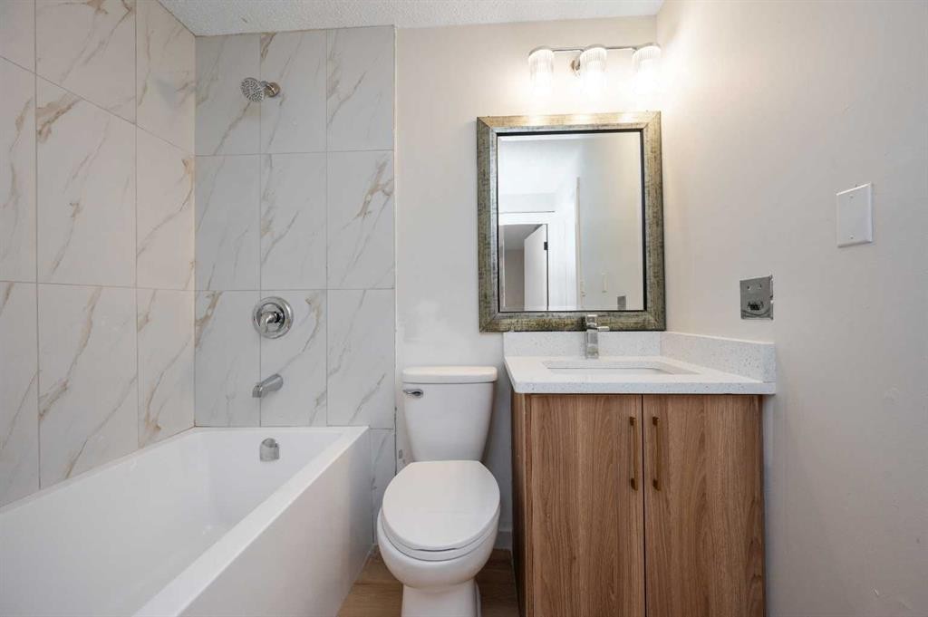 5023 Marlborough Drive Ne, Calgary, AB - Indoor Photo Showing Bathroom