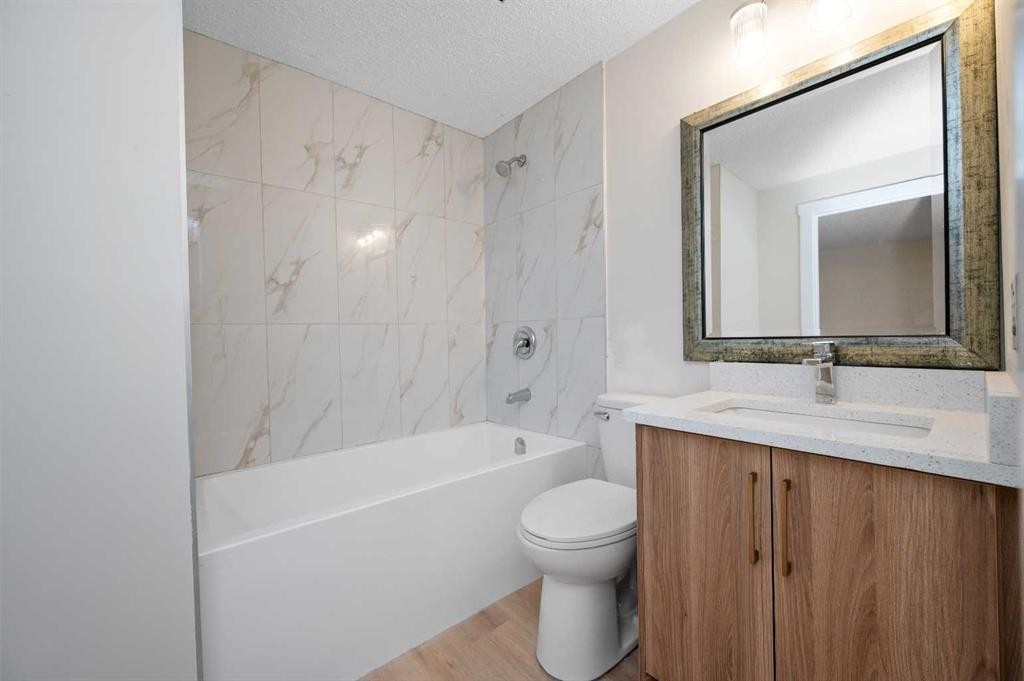 5023 Marlborough Drive Ne, Calgary, AB - Indoor Photo Showing Bathroom