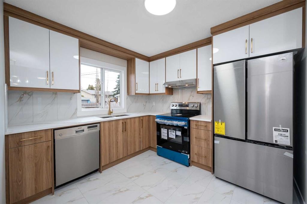 5023 Marlborough Drive Ne, Calgary, AB - Indoor Photo Showing Kitchen With Stainless Steel Kitchen