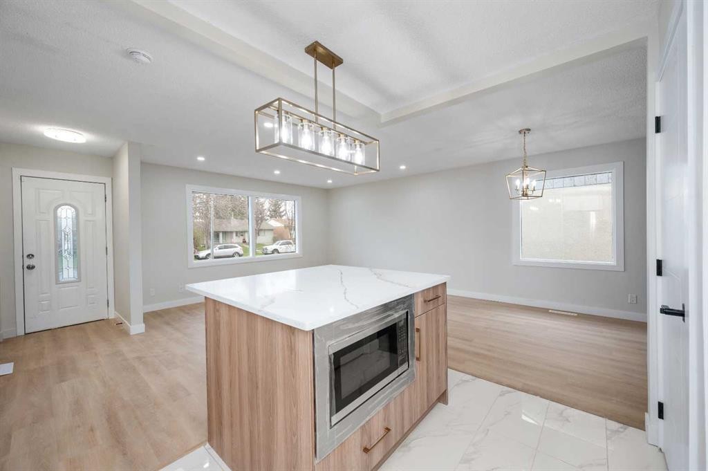 5023 Marlborough Drive Ne, Calgary, AB - Indoor