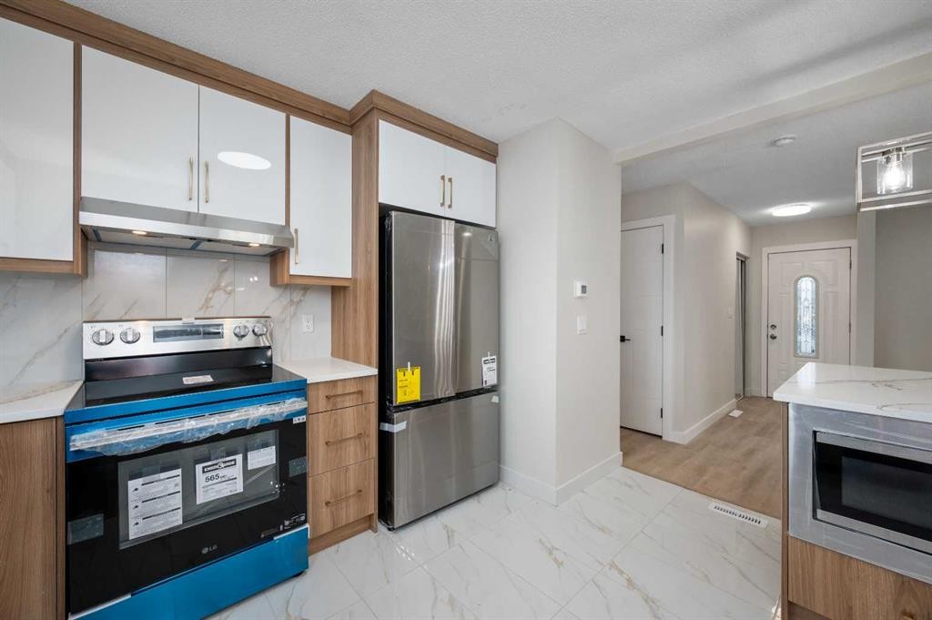 5023 Marlborough Drive Ne, Calgary, AB - Indoor Photo Showing Kitchen With Stainless Steel Kitchen