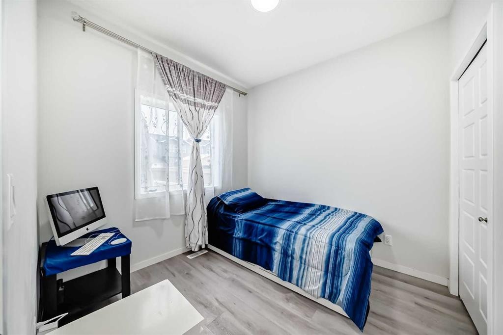 332 Dawson Drive, Chestermere, AB - Indoor Photo Showing Bedroom