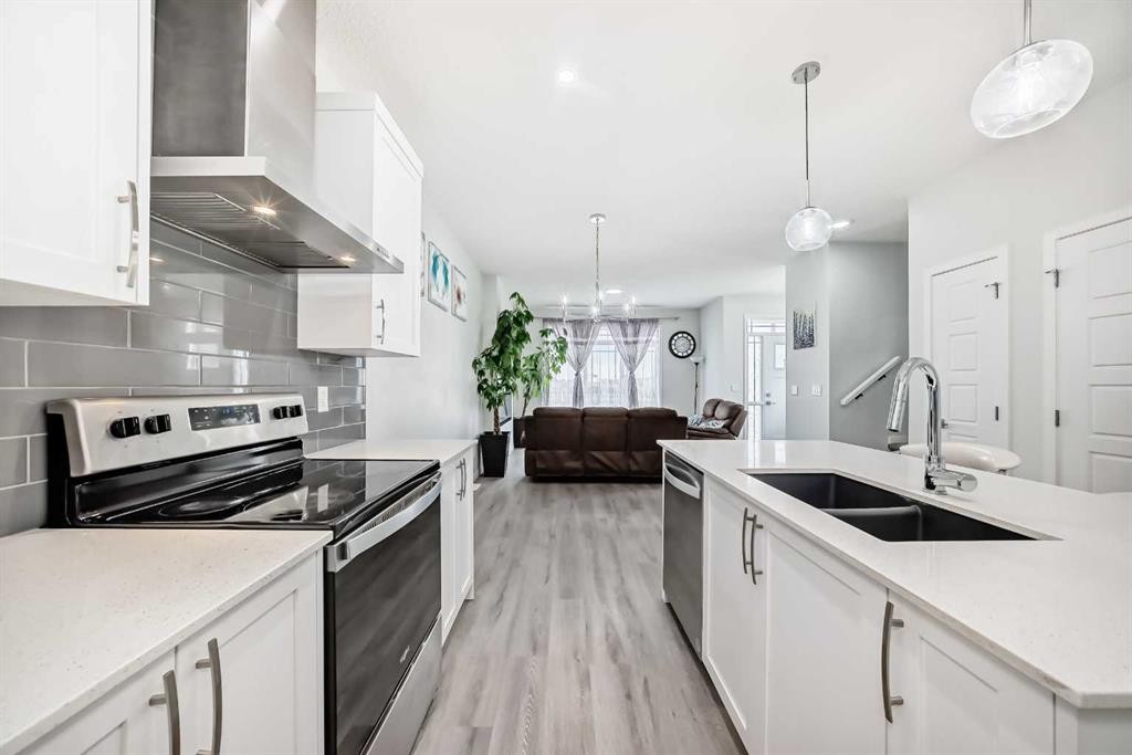 332 Dawson Drive, Chestermere, AB - Indoor Photo Showing Kitchen With Double Sink With Upgraded Kitchen