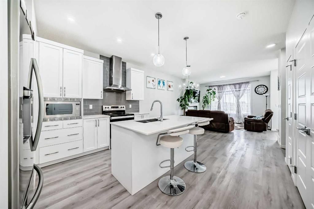 332 Dawson Drive, Chestermere, AB - Indoor Photo Showing Kitchen With Upgraded Kitchen