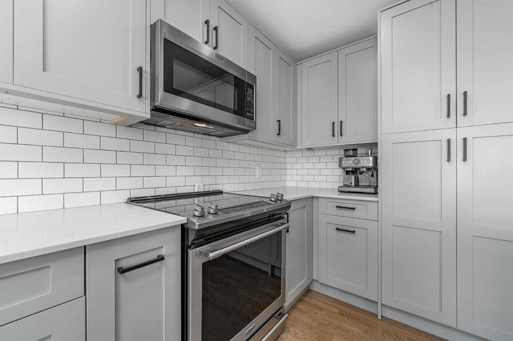 8 Sheep River Hill, Okotoks, AB - Indoor Photo Showing Kitchen With Upgraded Kitchen