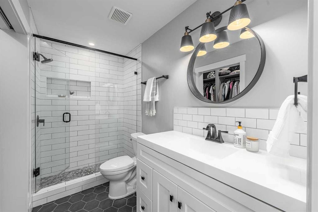 8 Sheep River Hill, Okotoks, AB - Indoor Photo Showing Bathroom