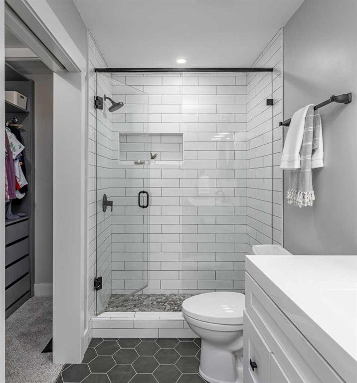 8 Sheep River Hill, Okotoks, AB - Indoor Photo Showing Bathroom