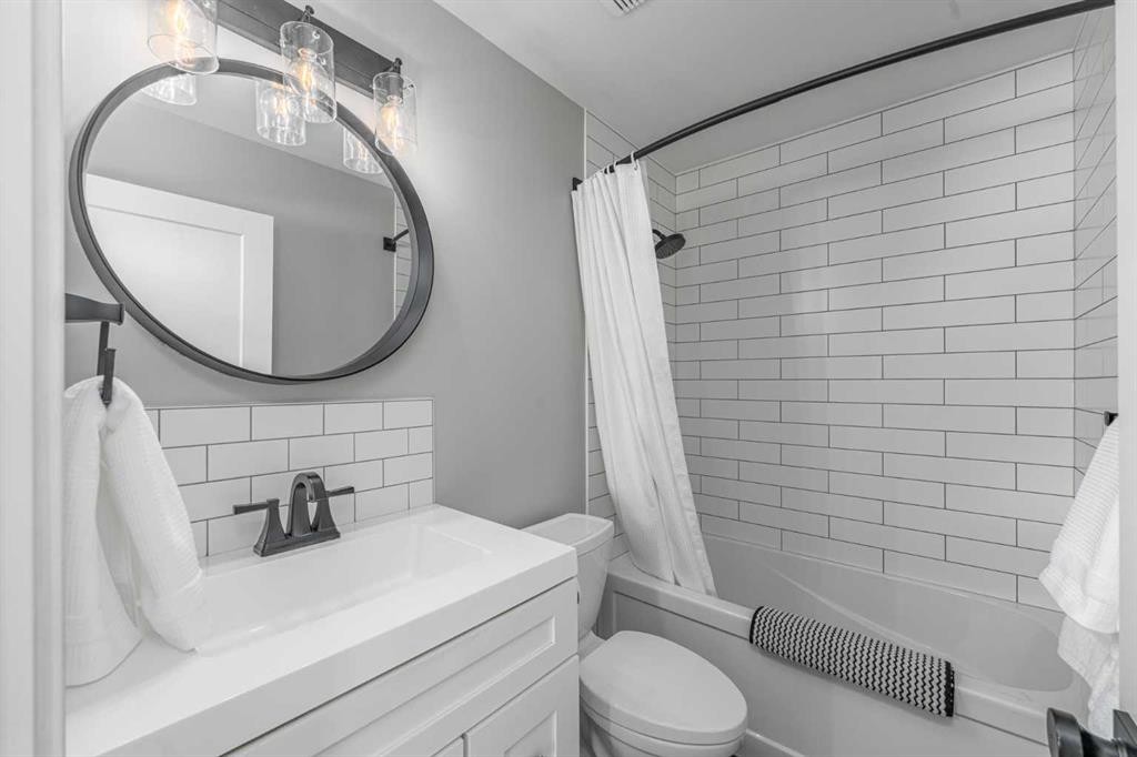8 Sheep River Hill, Okotoks, AB - Indoor Photo Showing Bathroom