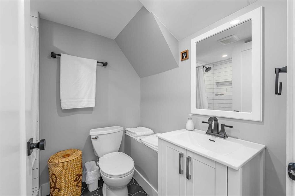 8 Sheep River Hill, Okotoks, AB - Indoor Photo Showing Bathroom