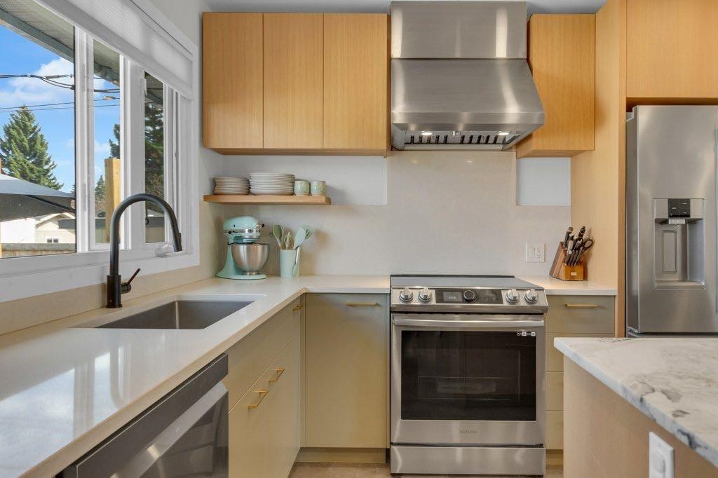 2728 45 Street Sw, Calgary, AB - Indoor Photo Showing Kitchen With Stainless Steel Kitchen With Upgraded Kitchen