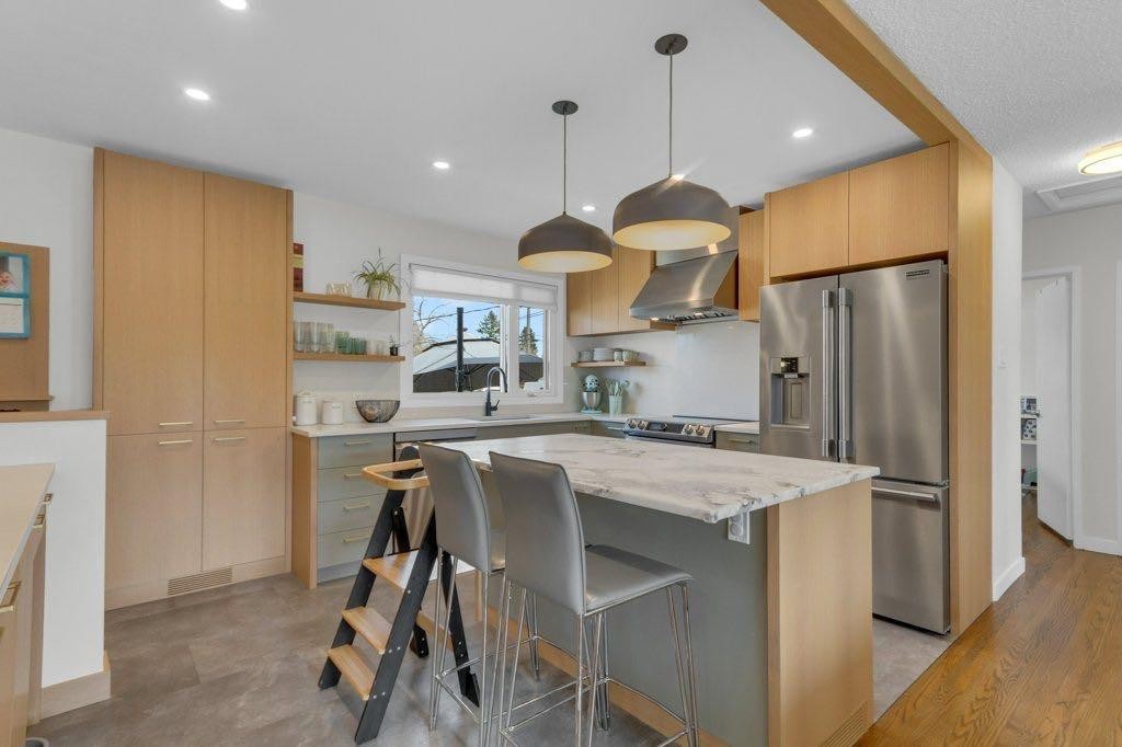 2728 45 Street Sw, Calgary, AB - Indoor Photo Showing Kitchen With Stainless Steel Kitchen With Upgraded Kitchen