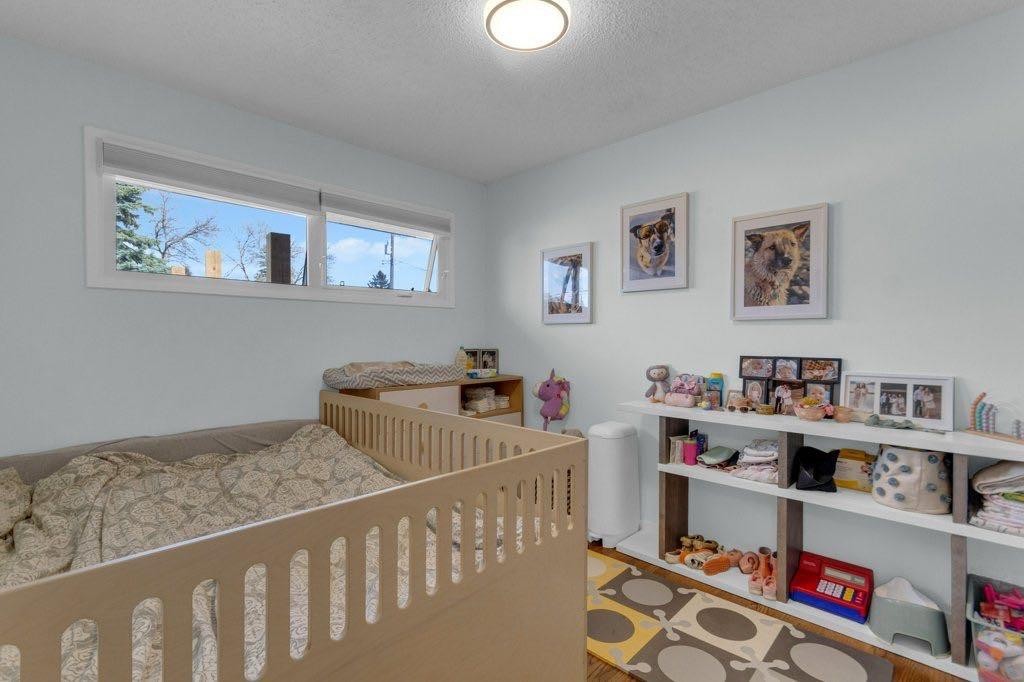 2728 45 Street Sw, Calgary, AB - Indoor Photo Showing Bedroom