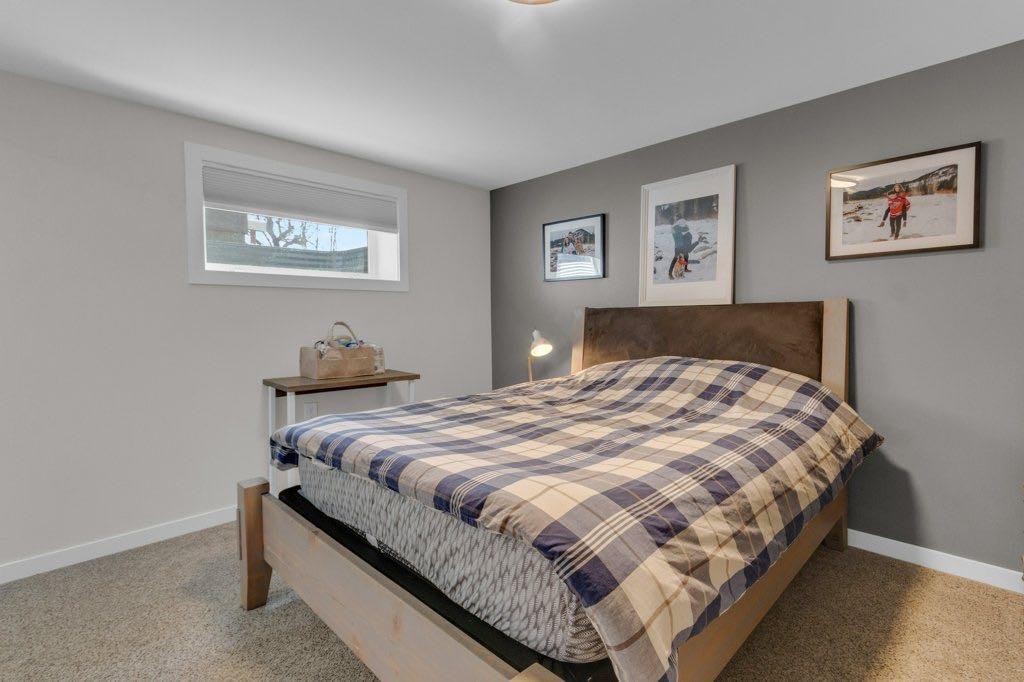 2728 45 Street Sw, Calgary, AB - Indoor Photo Showing Bedroom