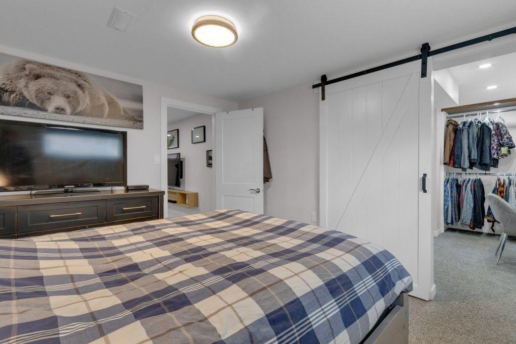 2728 45 Street Sw, Calgary, AB - Indoor Photo Showing Bedroom