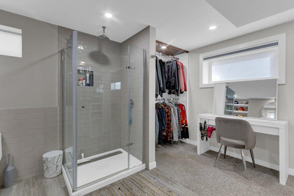 2728 45 Street Sw, Calgary, AB - Indoor Photo Showing Bathroom