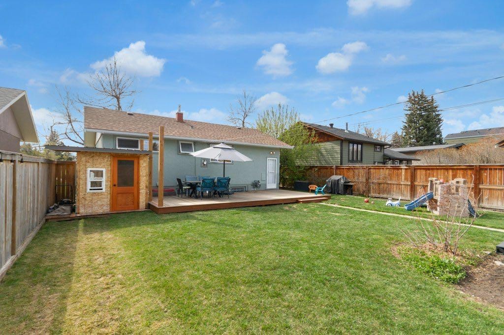 2728 45 Street Sw, Calgary, AB - Outdoor With Backyard