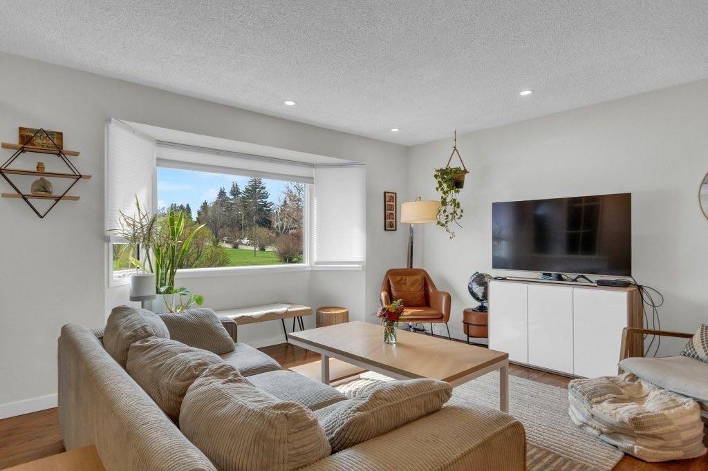 2728 45 Street Sw, Calgary, AB - Indoor Photo Showing Living Room