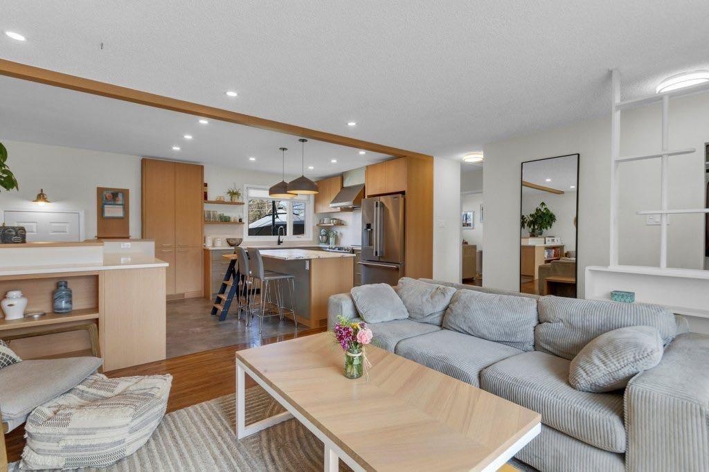 2728 45 Street Sw, Calgary, AB - Indoor Photo Showing Living Room