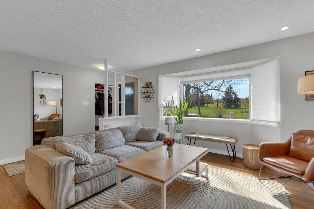 2728 45 Street Sw, Calgary, AB - Indoor Photo Showing Living Room