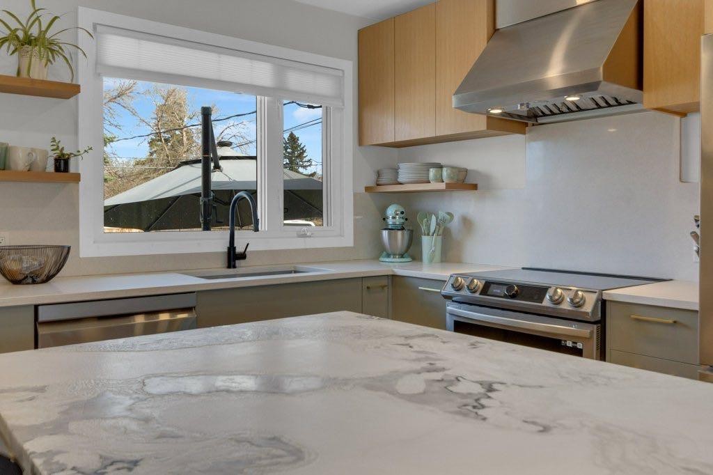 2728 45 Street Sw, Calgary, AB - Indoor Photo Showing Kitchen With Stainless Steel Kitchen With Upgraded Kitchen