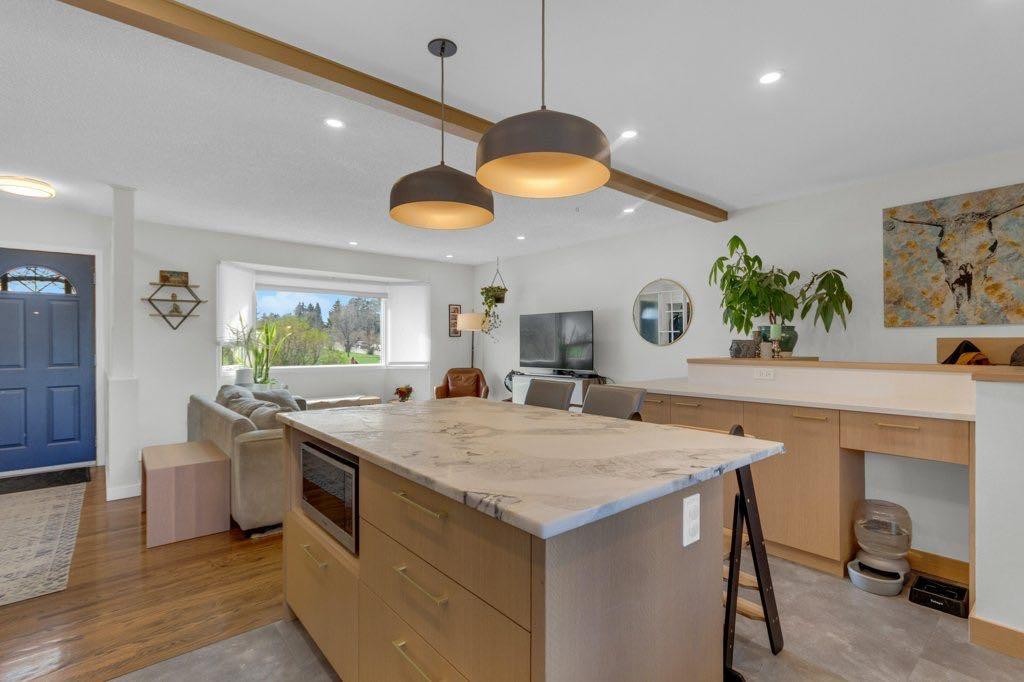 2728 45 Street Sw, Calgary, AB - Indoor Photo Showing Kitchen